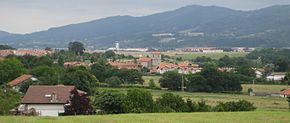 Vista de Zabaloetxe com o Aeroporto de Bilbau ao fundo