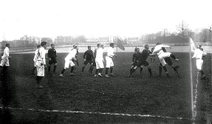 Le premier match officiel de l'équipe de France de rugby face à la Nouvelle-Zélande, en janvier 1906 au Parc des Princes.