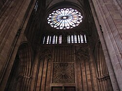 Vue d'ensemble avec la rose, le triforium et la rose aveugle