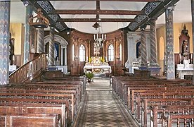 L'intérieur de l'église, très polychrome, date de 1867 - 1872[45].