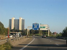 Vue de panneaux d'autoroutes depuis l'autoroute.