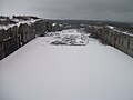 L'évacuateur de crues du barrage hydroélectrique Robert-Bourassa (LG2) vu de l'arrière.