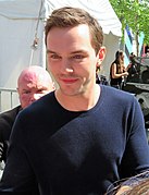 Nicholas Hoult (Tesla).