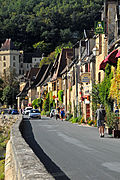 Dans la traversée de La Roque-Gageac.