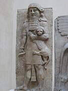 Héroe con león (552 cm), interpretado habitualmente como Gilgamesh, procedente de Dur-Sharrukin. Museo del Louvre.[7]​