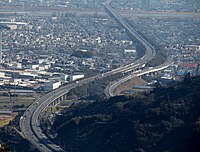 画像左 : 静岡IC - 日本坂トンネル間。トンネル区間以外でも部分的に3車線化した。画像右 : 静岡IC - 焼津IC間も線増に伴って従来道路を片方向化した。このため左右ルート選択となった。