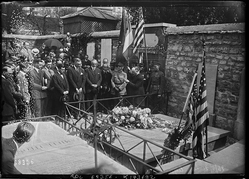 File:26-8-21, les légionnaires (américains) au cimetière de Picpus (sur la tombe de La Fayette) - photographie de presse - Agence Rol - btv1b53067055s.jpg