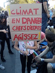 Photographie d'une enfant tenant une pancarte lors de la marche pour le climat à Paris le 8 septembre 2018.