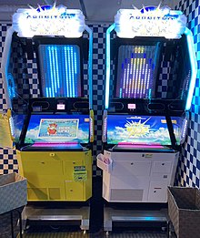 『チュウニズム サン』のアーケードゲーム筐体（左から新筐体、旧筐体）