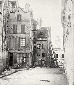 La rue du Marché-aux-Fleurs sur l'île de la Cité, avant Haussmann, aujourd'hui place Louis-Lépine.