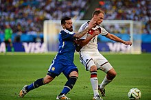 Höwedes im Zweikampf gegen Ezequiel Lavezzi während des WM-Finals 2014