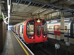 De pendeldienst naar Olympia staat gereed op spoor 3.