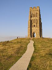 Ruïne van de kerk van St. Michael op de top van de Glastonbury Tor