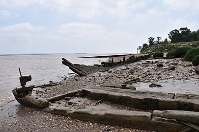 Epave de gabare dans le port de Saint-Julien en mai 2023.