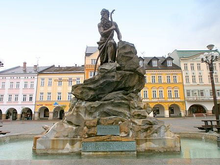 Fontanna Karkonosza w Trutnowie. 3-metrowy pomnik powstał w 2013, przedstawiający Ducha Gór w formie przedstawionej przez Martina Helwiga w XVI w.