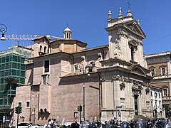 Eine frühe italienische Barockkirche (Santa Maria della Vittoria, Rom) mit einer einzigen Schaufassade