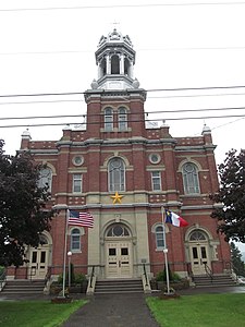 Drapeaux acadien et américain devant l'église Saint-David de Madawaska.