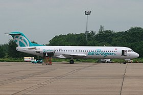 XY-AGC, le Fokker F100 impliqué dans l'accident, ici photographié à l'aéroport international de Yangon en septembre 2005.