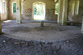 Au rez-de-chaussé tagué du bâtiment de recette, se trouve la dalle et sa borne.