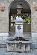 Photographie en couleurs, représentant la fontaine d'Avezac-Village.