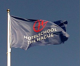 Vlag met logo van Hotelschool The Hague