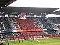 Photographie prise des tribunes, montrant la tribune Mordelles et ses spectateurs