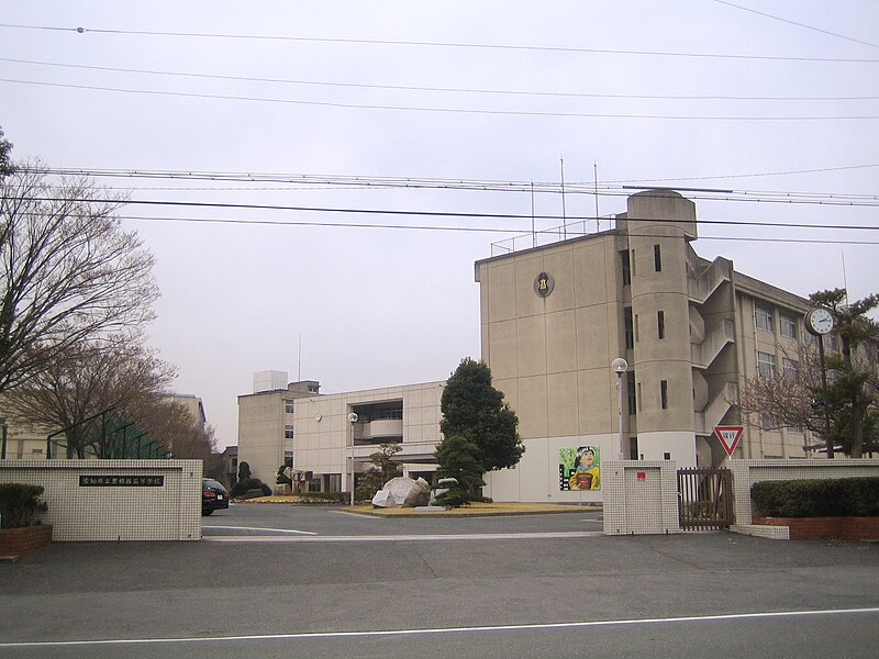 File:Toyohashinishi High School (school gate).jpg