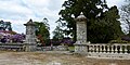 Château de Trégarantec : piliers et balustres de l'entrée des jardins.