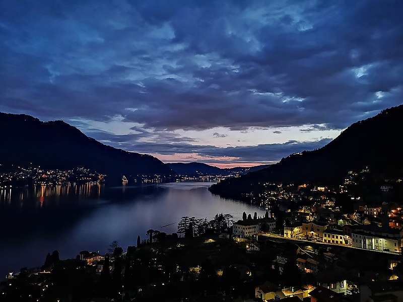 File:Moltrasio, Lake Como - between sunset and twilight.jpg