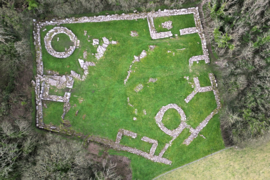 Pentref Celtaidd Din Lligwy Celtic village (pre-Roman) nr Moelfre, Ynys Mon, Wales 29.png