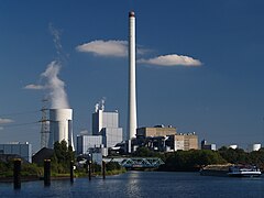 Oberwasser der Anlage, rechts ein Frachter mit Holzschnitzeln, im Hintergrund das Steinkohlekraftwerk der Steag