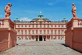 Residenzschloss Rastatt Eingang zum Ehrenhof.jpg