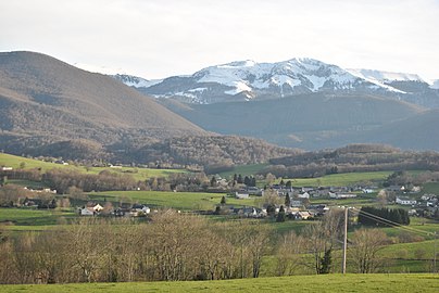 Photographie en couleurs d'un village vu de loin.