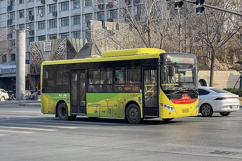 File:20230306 3-36406 on Kaifeng Bus Route 15 on Bianjing Rd.jpg