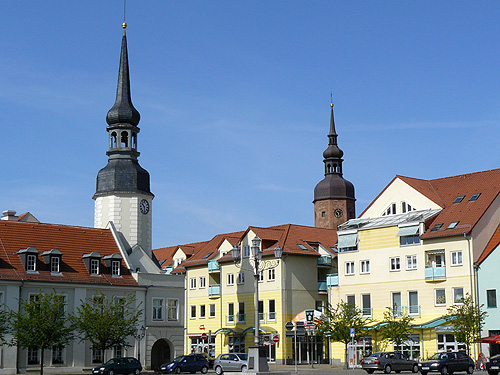 File:Rathaus und Kreuzkirche in Spremberg.jpg