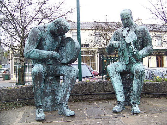 File:Statues, Lisdoonvarna-Lios Duin Bhearna - geograph.org.uk - 1264156.jpg