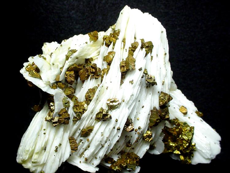 File:Barite-Chalcopyrite-lc-425a.jpg