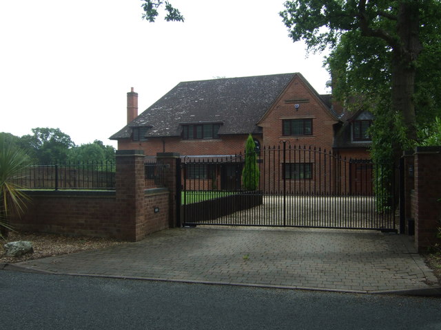 File:House on Linthurst Road - geograph.org.uk - 5473788.jpg