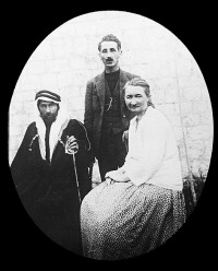 File:Karen Jeppe with Misak and Hajim Pahsa near Aleppo.jpg