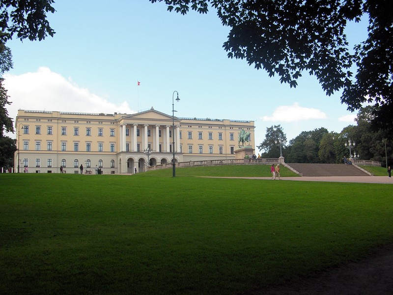 File:Royal Palace in Oslo - view from square.jpg