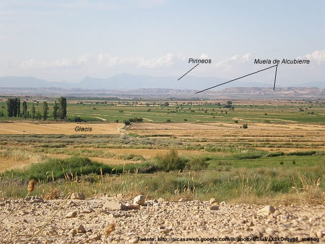 File:Muela de Alcubierre desde Villanueva de Gállego.jpg