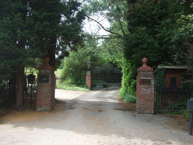 File:Entrance gates to Sunset Brow - geograph.org.uk - 5473792.jpg