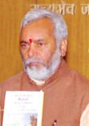 File:Swami Chinmayanand releasing a book in 2004 (cropped).jpg