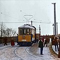 Der P.O.H.É.V.-Triebwagen hat soeben die Brücke über die Donau verlassen und befindet sich am Beginn der Innenstadtschleife