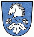 Landkreis Mainburg (–1972) In Blau über einem silbernen Hopfenblatt mit zwei Hopfenblüten ein silberner Pferdekopf.[1]