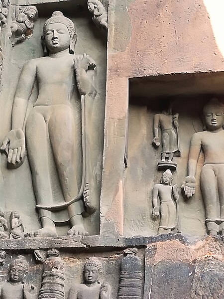 Datei:Ajanta, Höhle 19, Reliefs seitlich rechts der Fassade.jpg