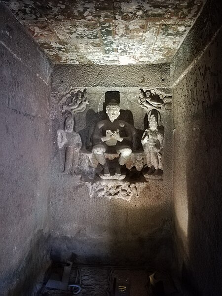 Datei:Ajanta, Höhle 20, Seitliche Buddhafigur.jpg