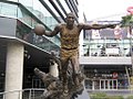 Statue von Magic Johnson vor der Halle