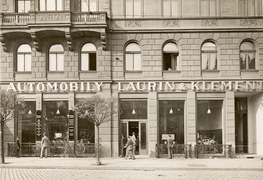 Ein Autosalon im Jahre 1925 in Prag.