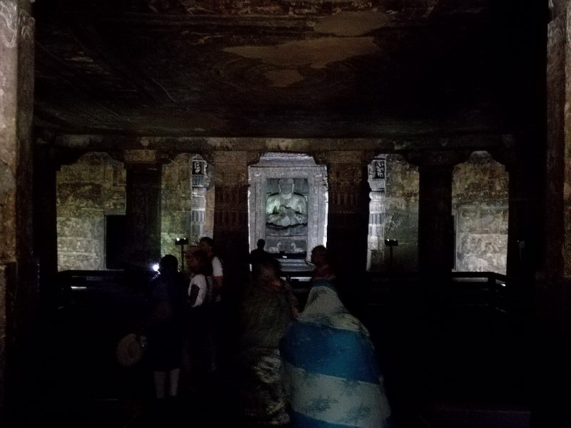 Datei:Ajanta, Höhle 17, Blick zum Kultbildraum.jpg